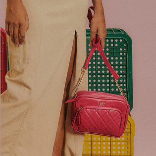 Bolsa P em couro com bolso frente em matelasse - HOT PINK