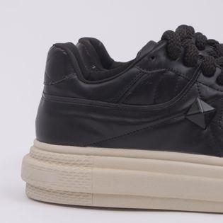 Tênis com detalhe de spike - PRETA