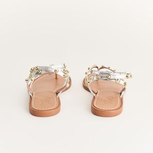 Rasteira metalizada tachas - PRATEADO