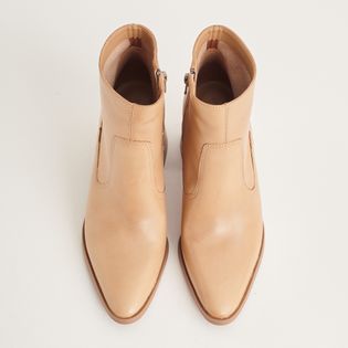 Bota Curta de Bico Fino em Couro - FENDI