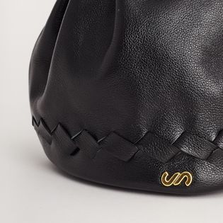 Bolsa saco de couro com alça fixa - PRETA