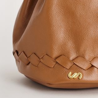 Bolsa saco de couro com alça fixa - CAMEL