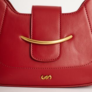 Bolsa meia lua com detalhe dourado - VERMELHO